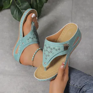 Sandali infradito da donna color teal con zeppa, motivi traforati e fibbia in metallo