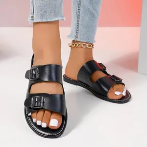 Detaillierte Ansicht stilvoller schwarzer flacher Sandalen mit Doppelschnalle für Damen