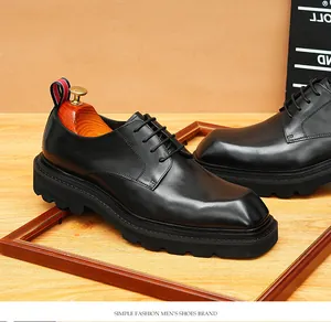 Hochwertige schwarze Leder-Derby-Schuhe mit dicker Sohle und modernem Karree-Design.