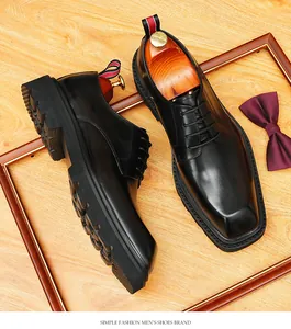 Detailansicht von hochwertigen schwarzen Herren Derby-Schuhen mit eckiger Kappe.