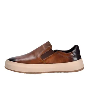 Klassieke bruine herenleren loafers met dikke beige plateauzool op witte achtergrond.