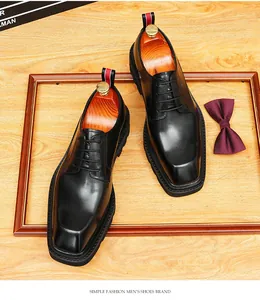 Detailansicht der schwarzen Leder-Derby-Schuhe mit quadratischer Kappe aus Rindsleder