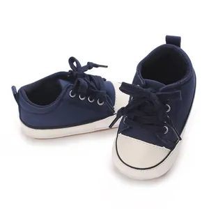 Vue détaillée de baskets en toile bleu marine pour bébé avec semelles souples