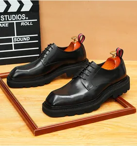 Nahaufnahme schwarzer Leder-Derbyschuhe mit dicker Profilsohle und quadratischer Zehenpartie.