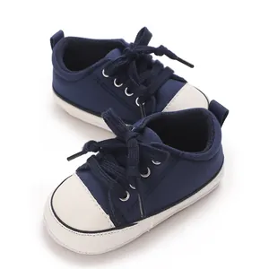 Gros plan de baskets classiques bleu marine pour bébé avec semelles blanches souples