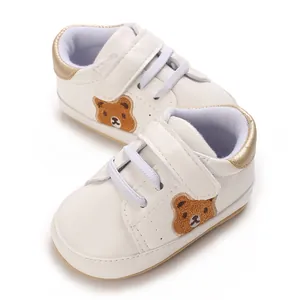 Witte babysneakers met schattig berenborduursel en goudkleurig detail op de hiel