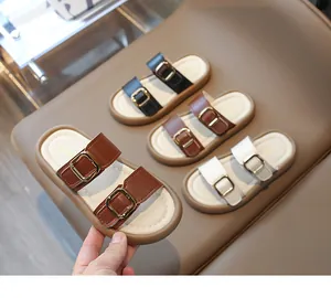 Detailansicht stilvoller Kindersandalen mit Schnallen in mehreren Farben und Sohlen