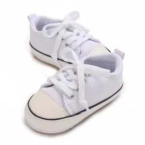 Baskets classiques en toile blanche pour bébés avec semelles souples pour tout-petits