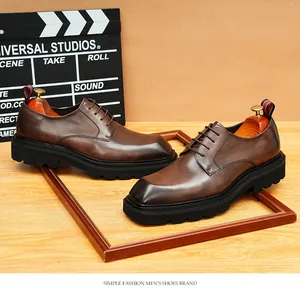 Seitenansicht brauner Herren Derby-Schuhe aus Leder mit dicker Sohle auf Holztisch