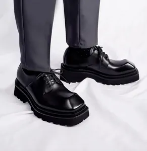 Detailansicht der schwarzen Leder-Derby-Schuhe für Herren mit dicker Plateausohle.