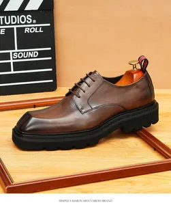 Detailansicht brauner Leder-Derby-Schuhe mit dicker Sohle und eckigem Zehenbereich