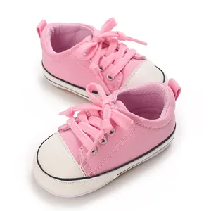 Vue détaillée du tissu en toile rose et de la semelle souple des baskets pour bébé