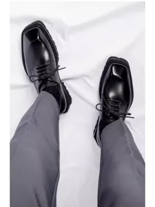 Nahaufnahme hochwertiger schwarzer Derby-Schuhe aus Leder mit quadratischer Zehenpartie