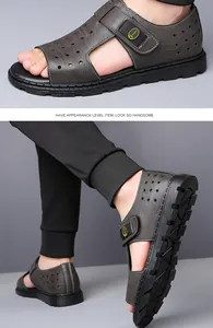 Détail de sandales homme respirantes et antidérapantes avec tige en cuir gris perforé