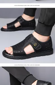 Gros plan de sandales décontractées pour hommes, perforées et noires avec bande Velcro.