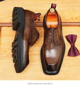 Hochwertige braune Leder-Plateau-Derbyschuhe für Herren mit modernem eckigen Zehendesign.