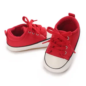 Vue détaillée de baskets en toile rouge classique à semelle souple pour les premiers pas