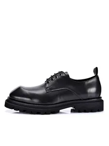 Seitenansicht der hochwertigen schwarzen Leder-Derbyschuhe mit eckiger Zehenpartie