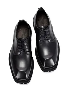Detaillierte Draufsicht auf hochwertige schwarze Leder-Derby-Schuhe mit eckiger Kappe