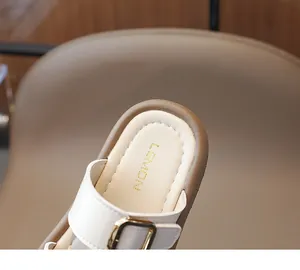 Nahaufnahme der Sommersandalen für Mädchen mit weicher Sohle, Logo und Metallschnalle.