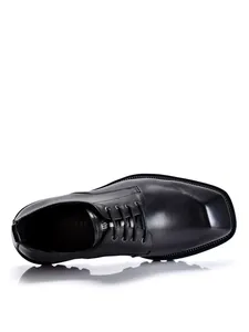 Draufsicht auf hochwertige schwarze Leder Derby Schuhe mit einer markanten quadratischen Spitze