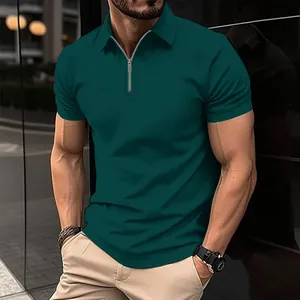 Détail d'un polo pour homme en maille gaufrée vert mousse avec col zippé élégant
