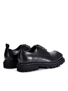 Seitenansicht hochwertiger schwarzer Derby-Schuhe aus Leder mit markanter Karree-Spitze.