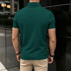 Gros plan de la vue arrière d'un polo pour homme en maille gaufrée vert foncé