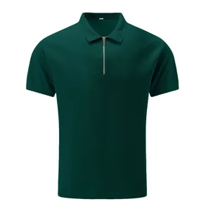 Vue détaillée d'un polo pour homme en maille gaufrée vert foncé avec col zippé.