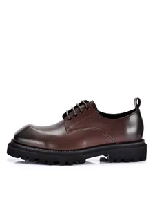 Seitenansicht hochwertiger brauner Leder-Derbyschuh mit quadratischer Kappe