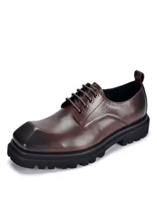 Nahaufnahme der braunen Derby-Schuhe aus Leder mit quadratischer Zehe und dicker Sohle