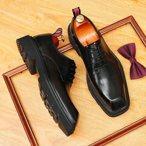 Stilvolle Herren-Derbyschuhe aus echtem Leder mit dicker Sohle und Karree-Design.