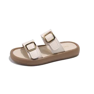 Modische beige Mädchensandalen mit goldenen Schnallen und bequemer brauner Sohle