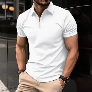 Vue détaillée de la texture gaufrée et du zip argenté sur ce polo blanc pour homme.