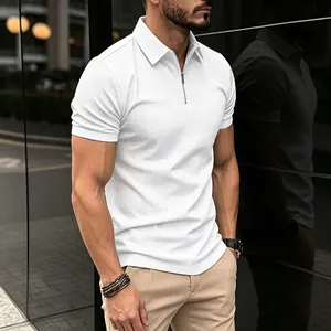 Détail d'un polo blanc en maille gaufrée pour homme avec fermeture éclair et coupe ajustée