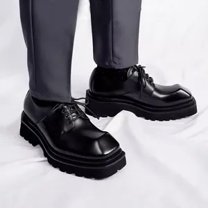 Hochwertige schwarze Derby-Schuhe für Herren mit eckiger Zehenpartie und Plateausohle