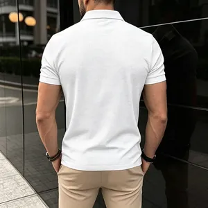 Vue arrière d'un polo blanc en maille gaufrée pour homme avec détails texturés
