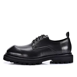 Hochwertige Derby-Schuhe aus Leder für Herren mit eckiger Zehenpartie und Plateausohle.