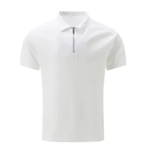 Vue détaillée de la texture gaufrée blanche et du zip sur le polo pour hommes