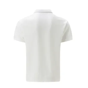 Vue arrière d'un polo blanc en maille gaufrée pour homme, détails de texture premium.