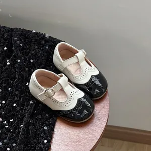 Scarpe classiche Mary Jane brogue bianche e nere per bambine piccole con suola morbida