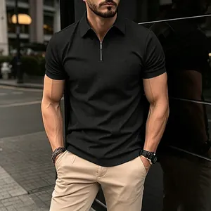 Détail d'un polo élégant pour homme en maille gaufrée avec une fermeture éclair