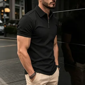 Gros plan sur un polo noir pour homme à texture gaufrée avec col zippé et manches courtes