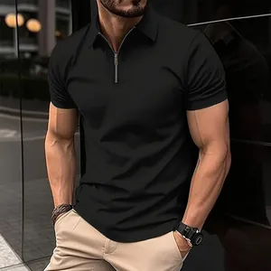 Détail d'un polo noir pour homme en maille gaufrée avec une élégante fermeture éclair argentée