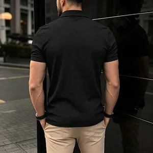 Vue arrière détaillée d'un polo à manches courtes noir en maille gaufrée pour homme