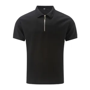 Vue détaillée d'un polo noir pour homme en maille gaufrée avec fermeture éclair argentée