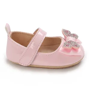 Elegantes zapatos de princesa rosa para bebé con un brillante lazo de pedrería fina