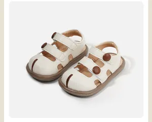 Sandalias de marcha para bebé en color crema con suelas marrones suaves y botones