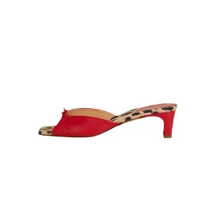 Eleganti sabot rossi con tacco alto, stampa leopardata e fiocco