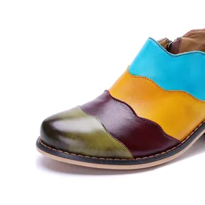 Dettaglio ravvicinato di scarpe in vera pelle patchwork colorata con cuciture a onde